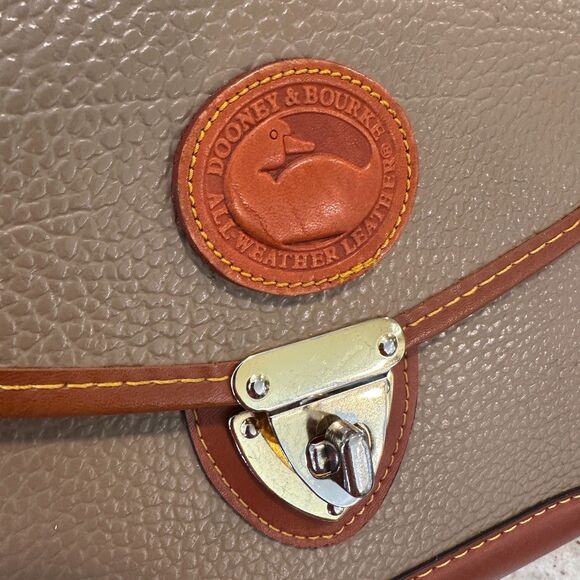 Dooney & Bourke Vtg Crossbody Carrier Bag Turn Lock All Weather Leather Pebbled - Picture 4 of 11